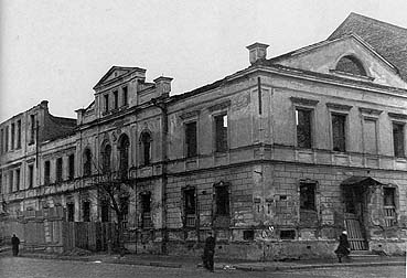 Будынак был. гімназіі быў сурёзна пашкоджаны напачатку вайны. Выгляд у 1949 г.